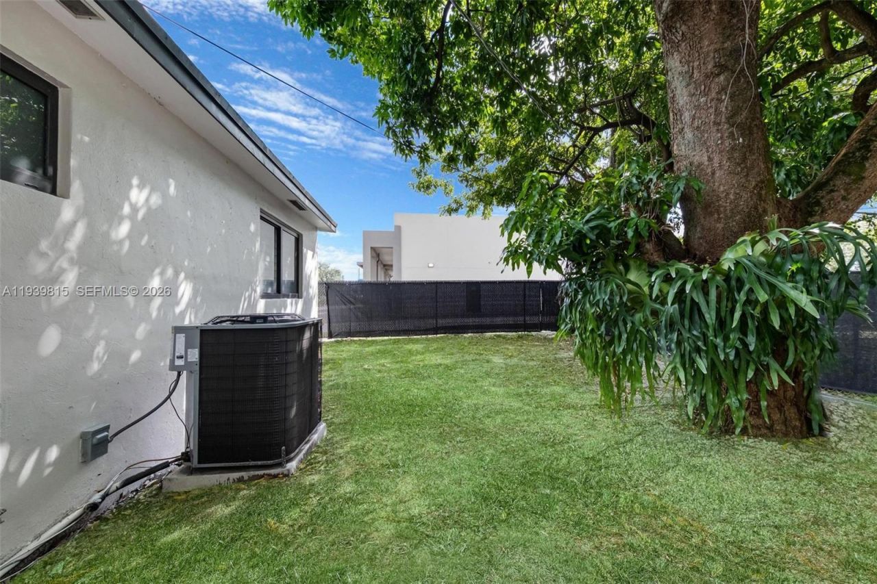 2250 NW 95th St, Miami, FL 33147 Photo