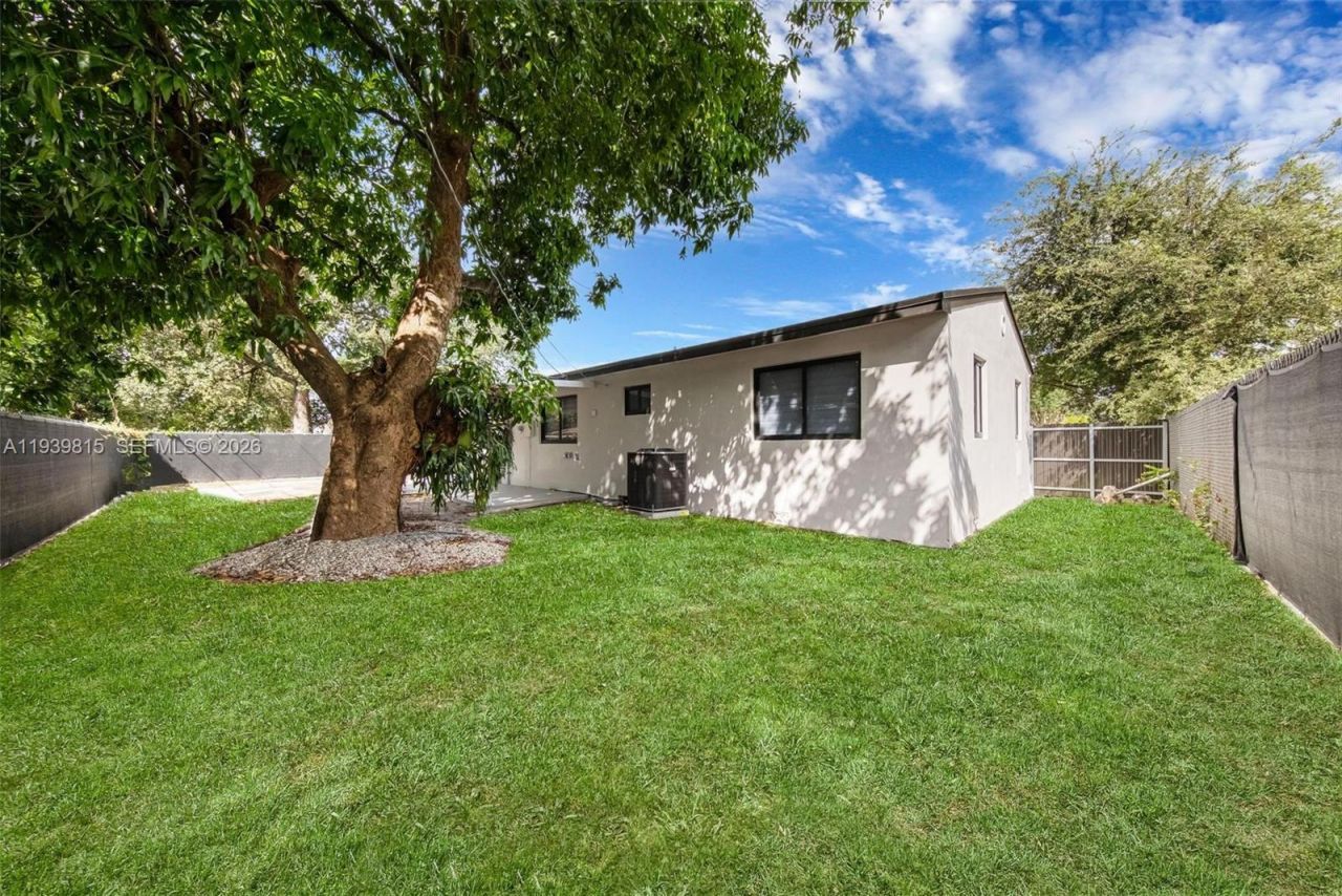 2250 NW 95th St, Miami, FL 33147 Photo