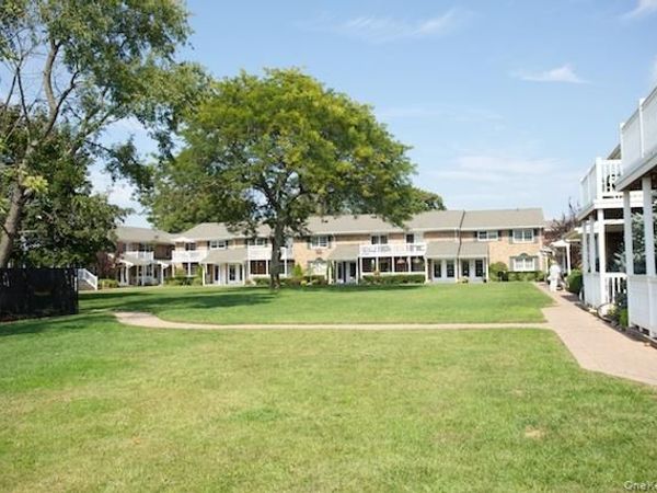 16 Saxon Avenue, Unit 23, Bay Shore, NY 11706