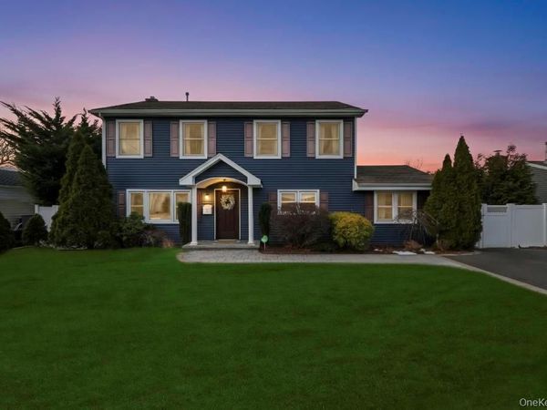 14 W Chestnut Street, Farmingdale, NY 11735