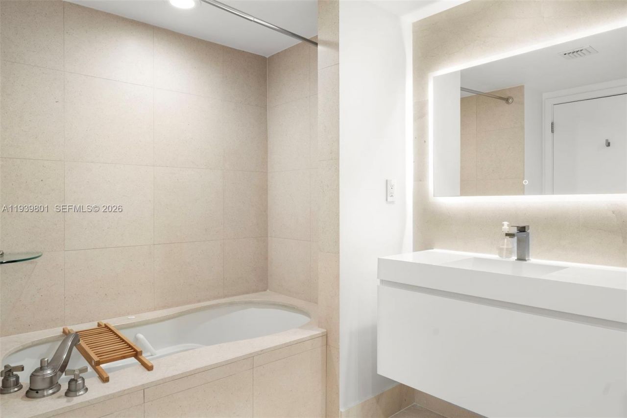 6801 Collins Ave, Unit Door 1409(, Miami Beach, FL 33141 Photo