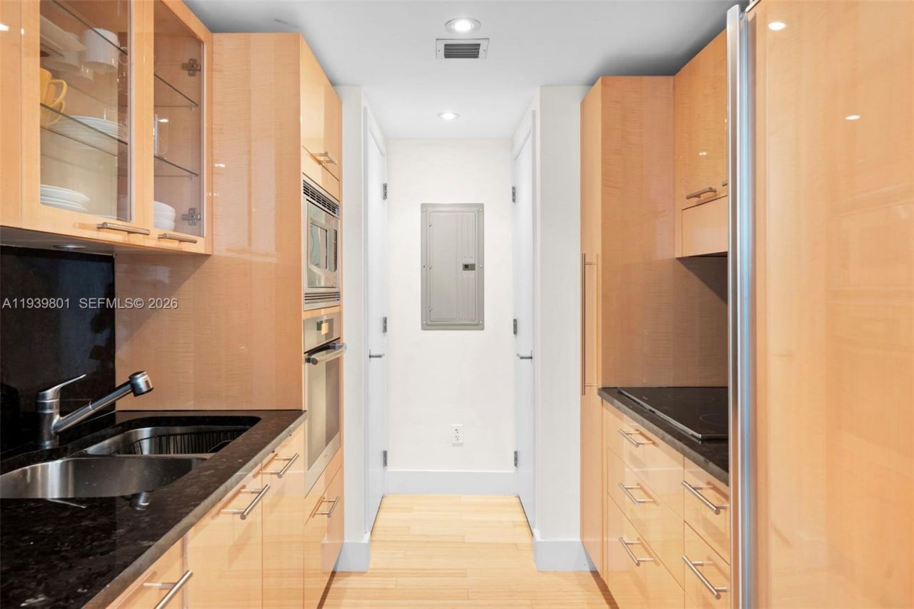 6801 Collins Ave, Unit Door 1409(, Miami Beach, FL 33141 Photo