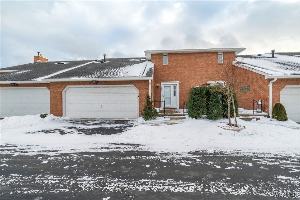 27 Wellington Court N, Williamsville, NY 14221 Main Photo