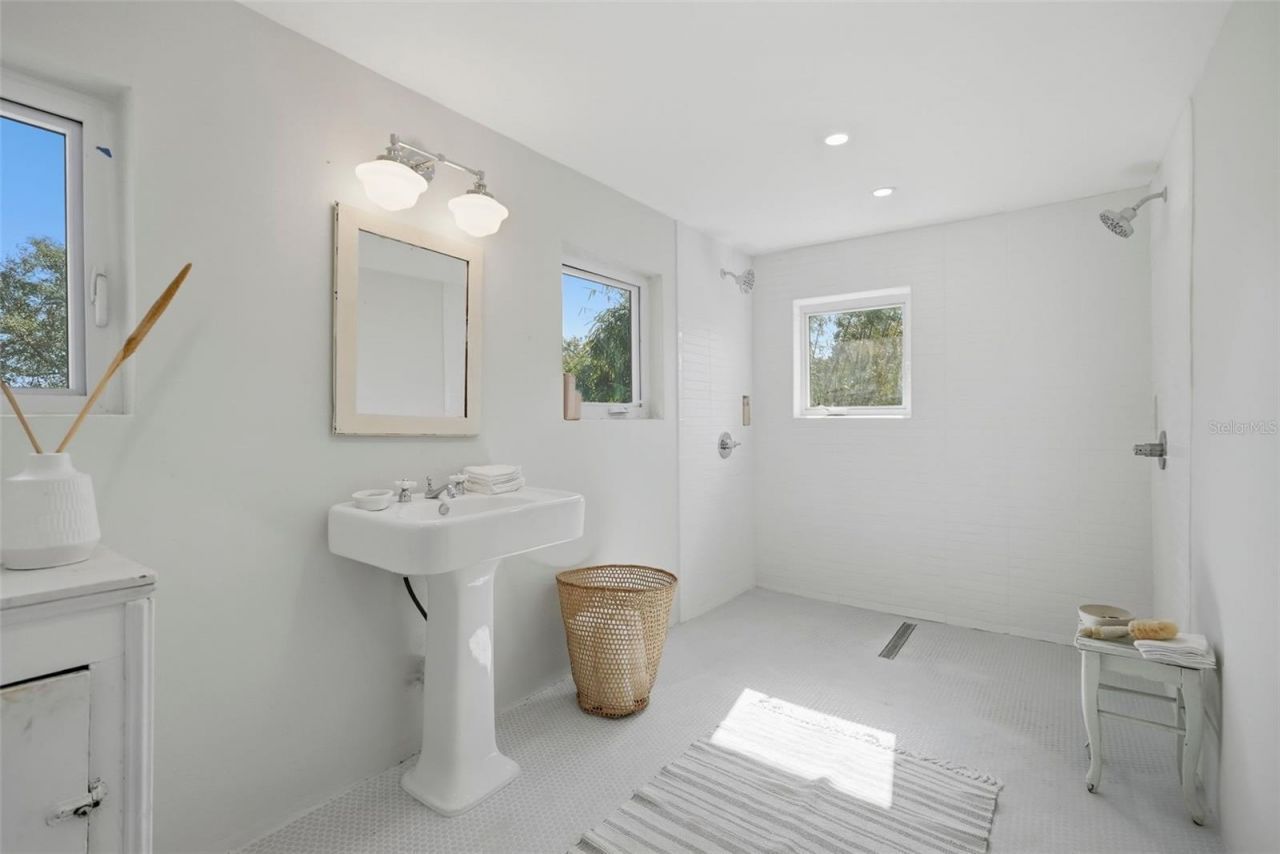 246 NE 19th Ave Ne, Saint Petersburg, FL 33704 Photo