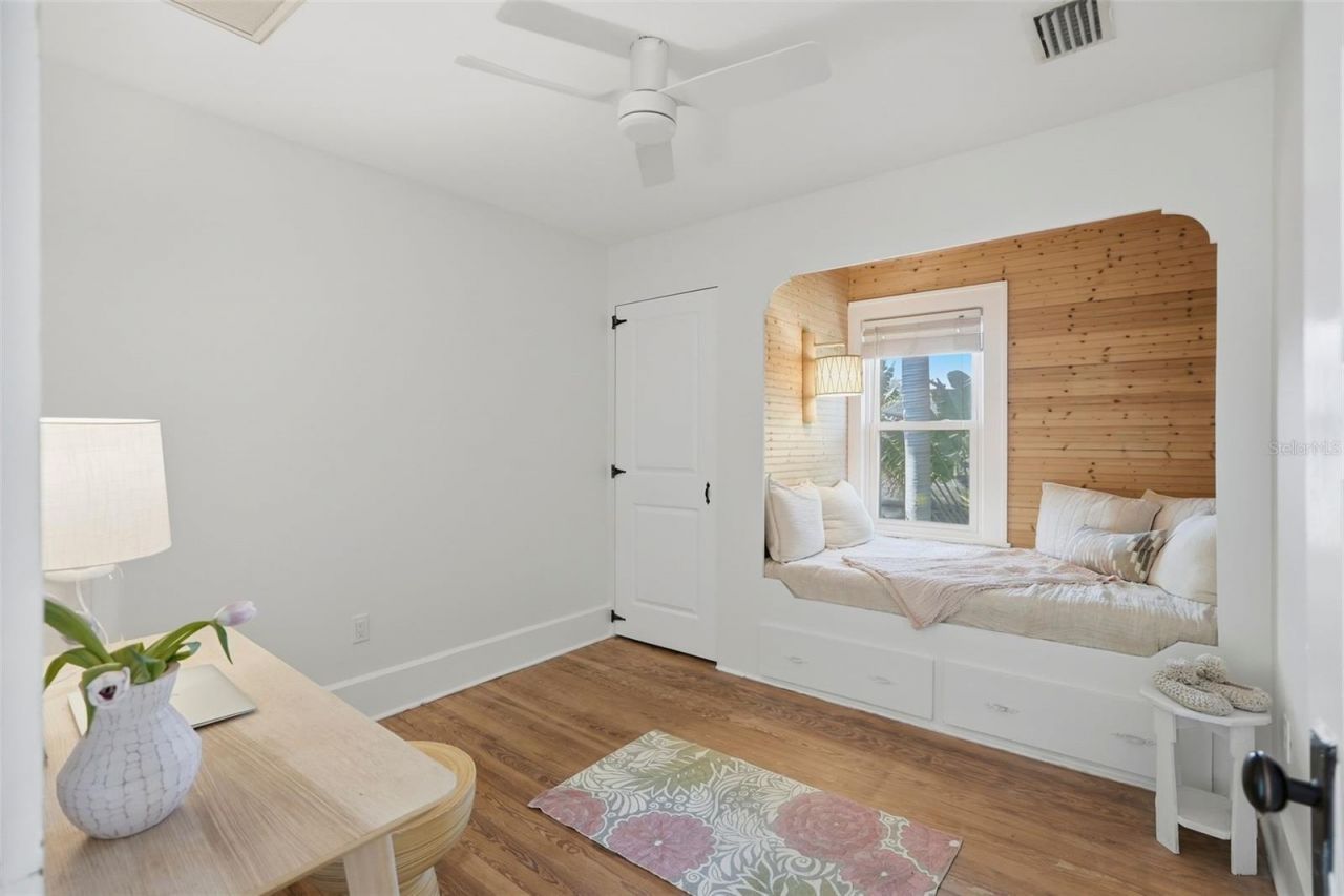 246 NE 19th Ave Ne, Saint Petersburg, FL 33704 Photo