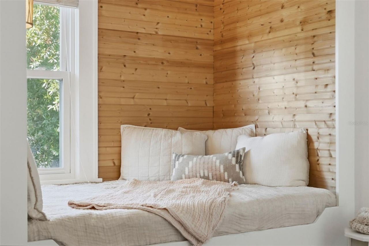 246 NE 19th Ave Ne, Saint Petersburg, FL 33704 Photo