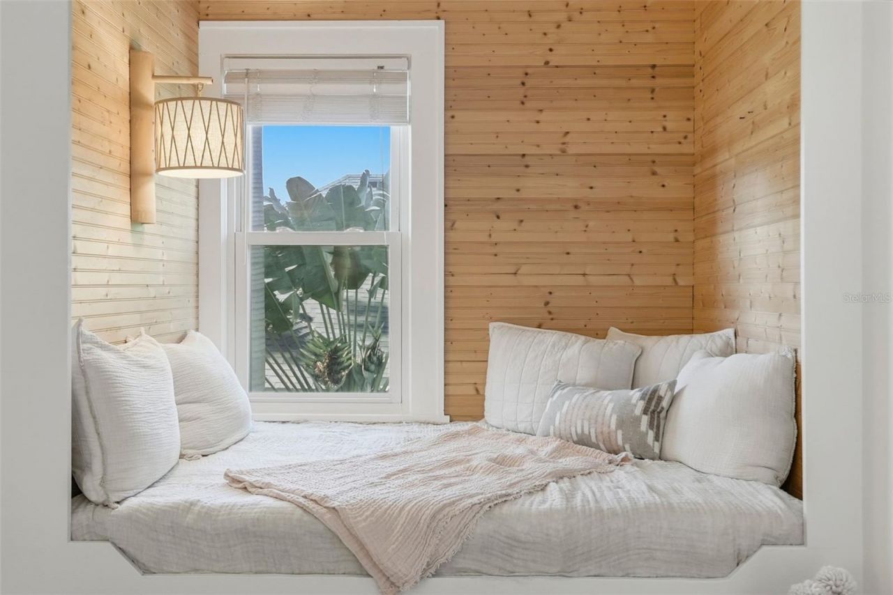 246 NE 19th Ave Ne, Saint Petersburg, FL 33704 Photo