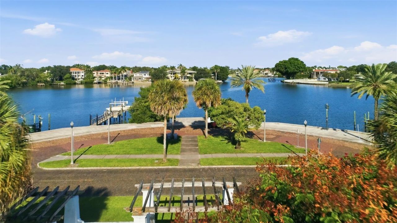 246 NE 19th Ave Ne, Saint Petersburg, FL 33704 Photo