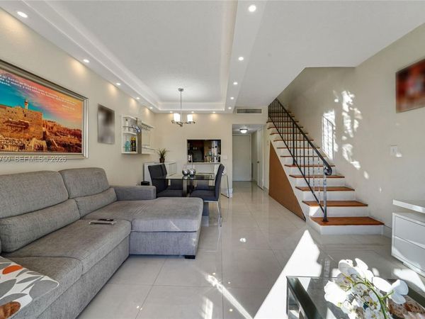 1305 W 53rd St, Unit 429, Hialeah, FL 33012