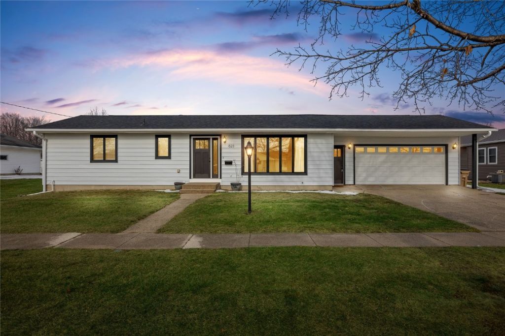 828 E Butler Street, Manchester, IA 52057 Main Photo