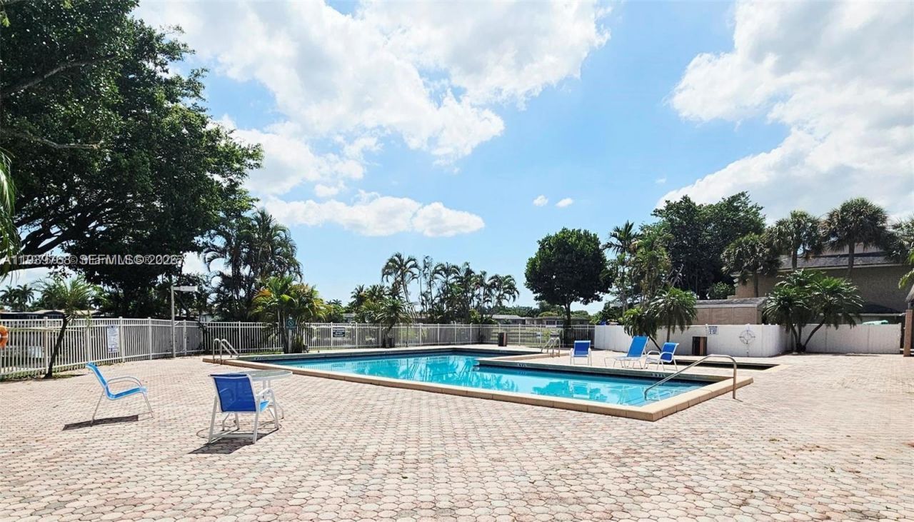 2151 NW 96 Terr, Unit 15L, Pembroke Pines, FL 33024 Photo
