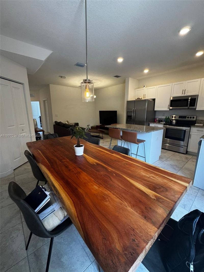 328 NE 208th Ter, Miami, FL 33179 Photo