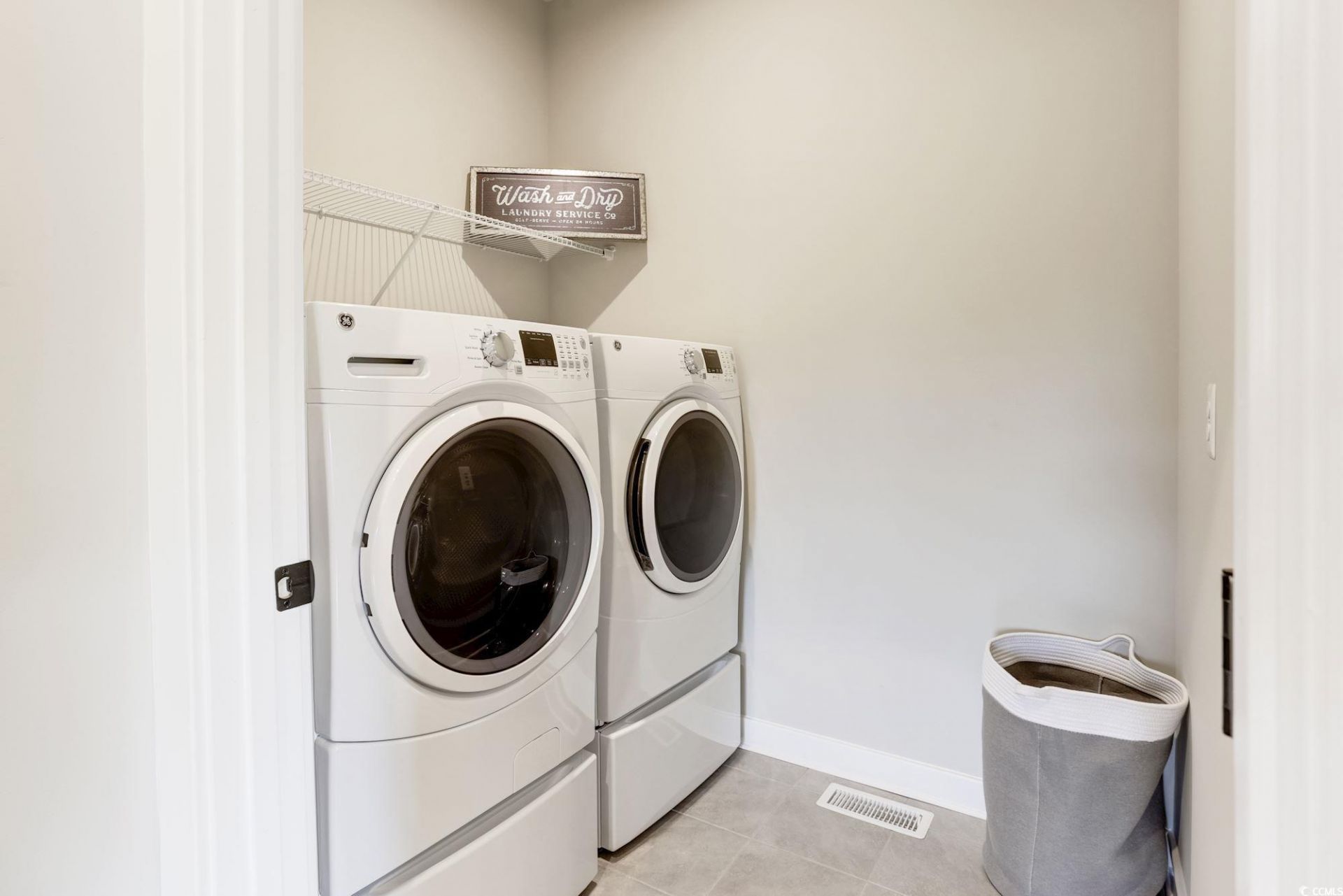 2352 Hazel Way Photo 8