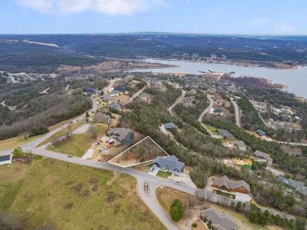 195 Emerald Pointe Road, Hollister, MO 65672