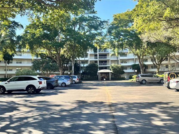 3980 Oaks Clubhouse Drive, Unit 405, Pompano Beach, FL 33069