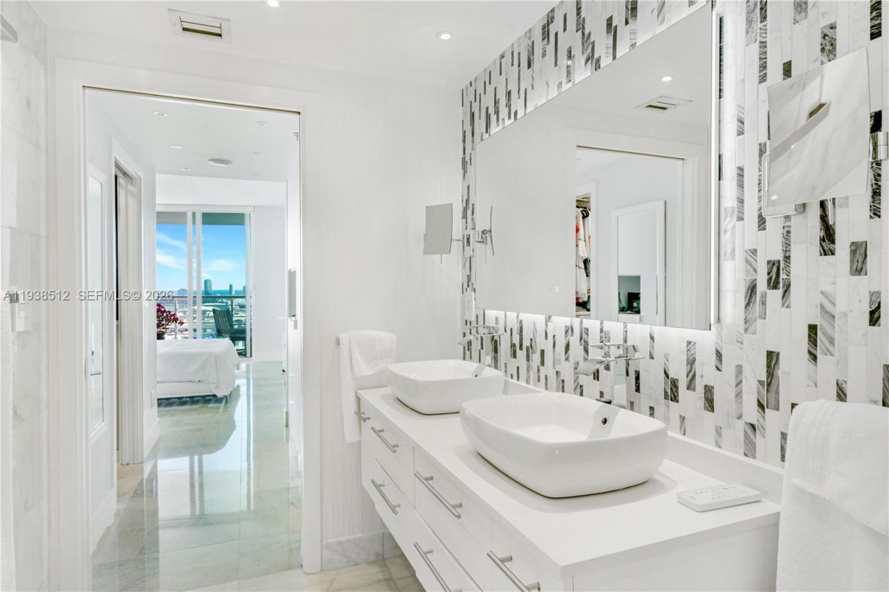 335 S Biscayne Blvd , Unit 3909, Miami, FL 33131 Photo