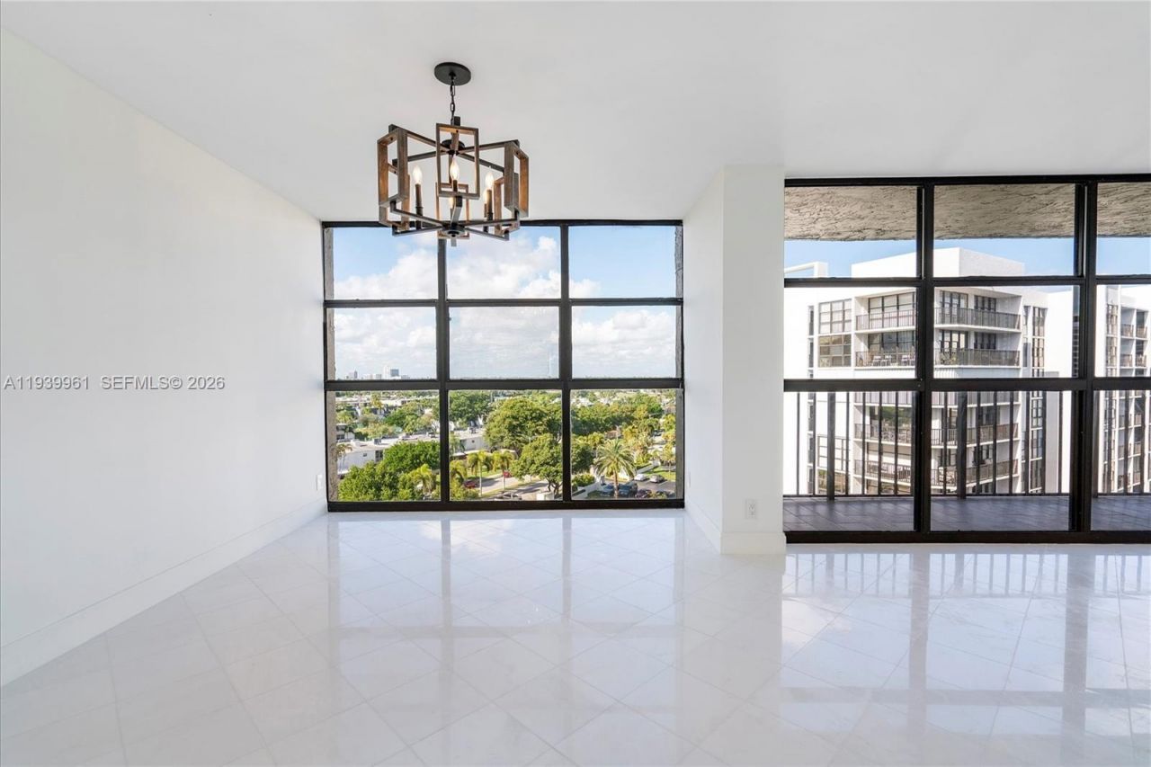 600 Parkview Dr, Unit 810, Hallandale Beach, FL 33009 Photo