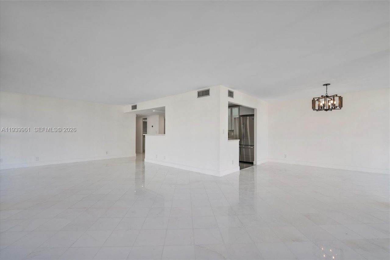 600 Parkview Dr, Unit 810, Hallandale Beach, FL 33009 Photo