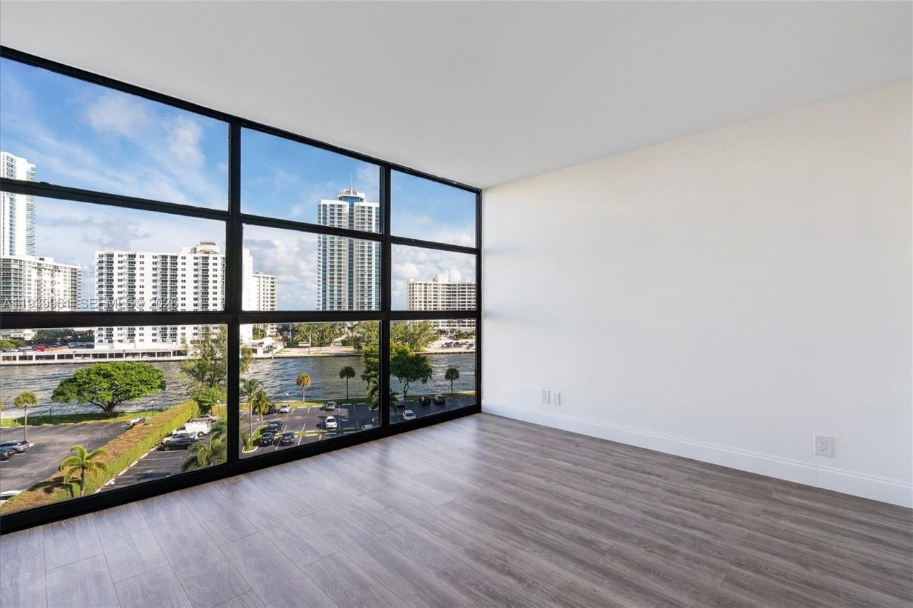 600 Parkview Dr, Unit 810, Hallandale Beach, FL 33009 Photo