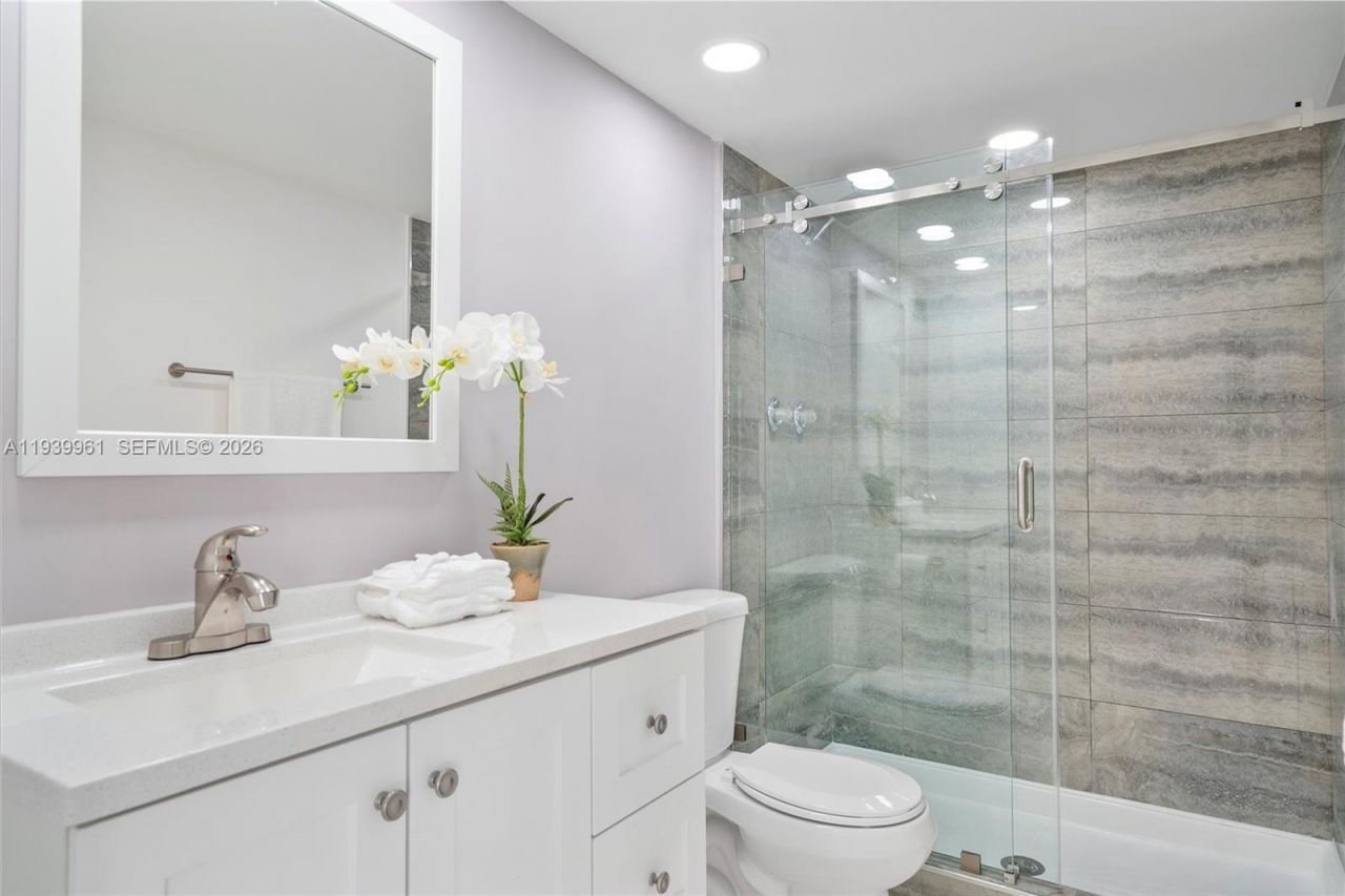 600 Parkview Dr, Unit 810, Hallandale Beach, FL 33009 Photo