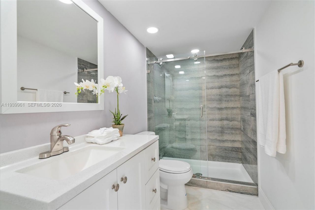 600 Parkview Dr, Unit 810, Hallandale Beach, FL 33009 Photo