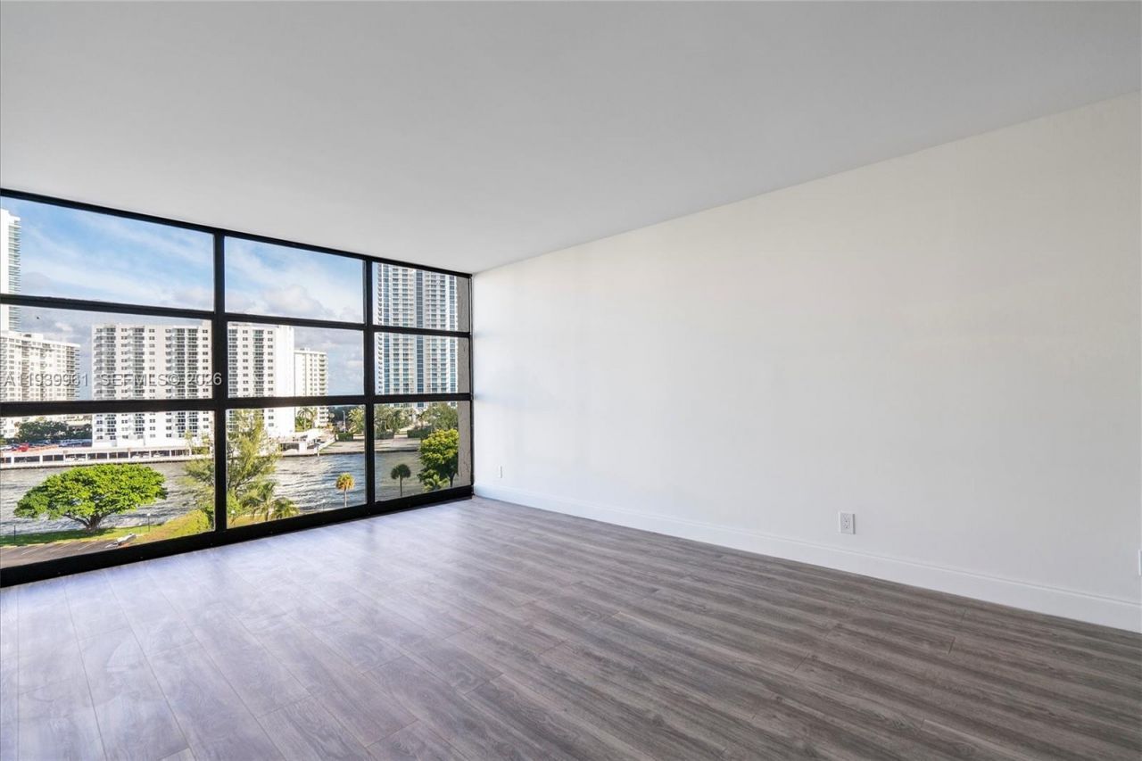 600 Parkview Dr, Unit 810, Hallandale Beach, FL 33009 Photo