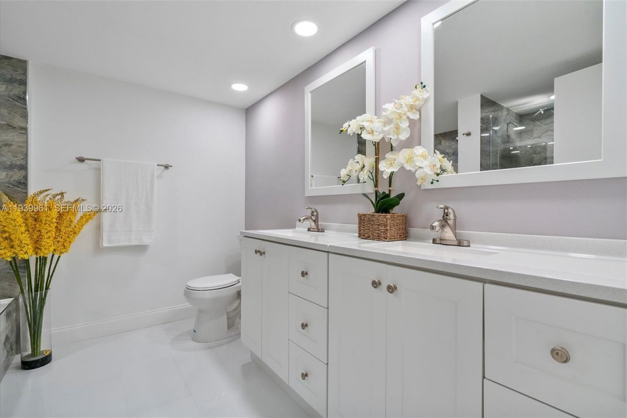 600 Parkview Dr, Unit 810, Hallandale Beach, FL 33009 Photo