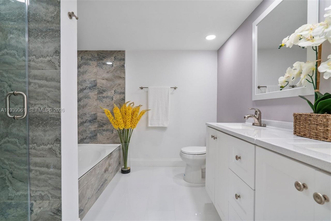 600 Parkview Dr, Unit 810, Hallandale Beach, FL 33009 Photo