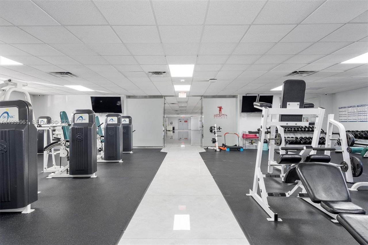 600 Parkview Dr, Unit 810, Hallandale Beach, FL 33009 Photo