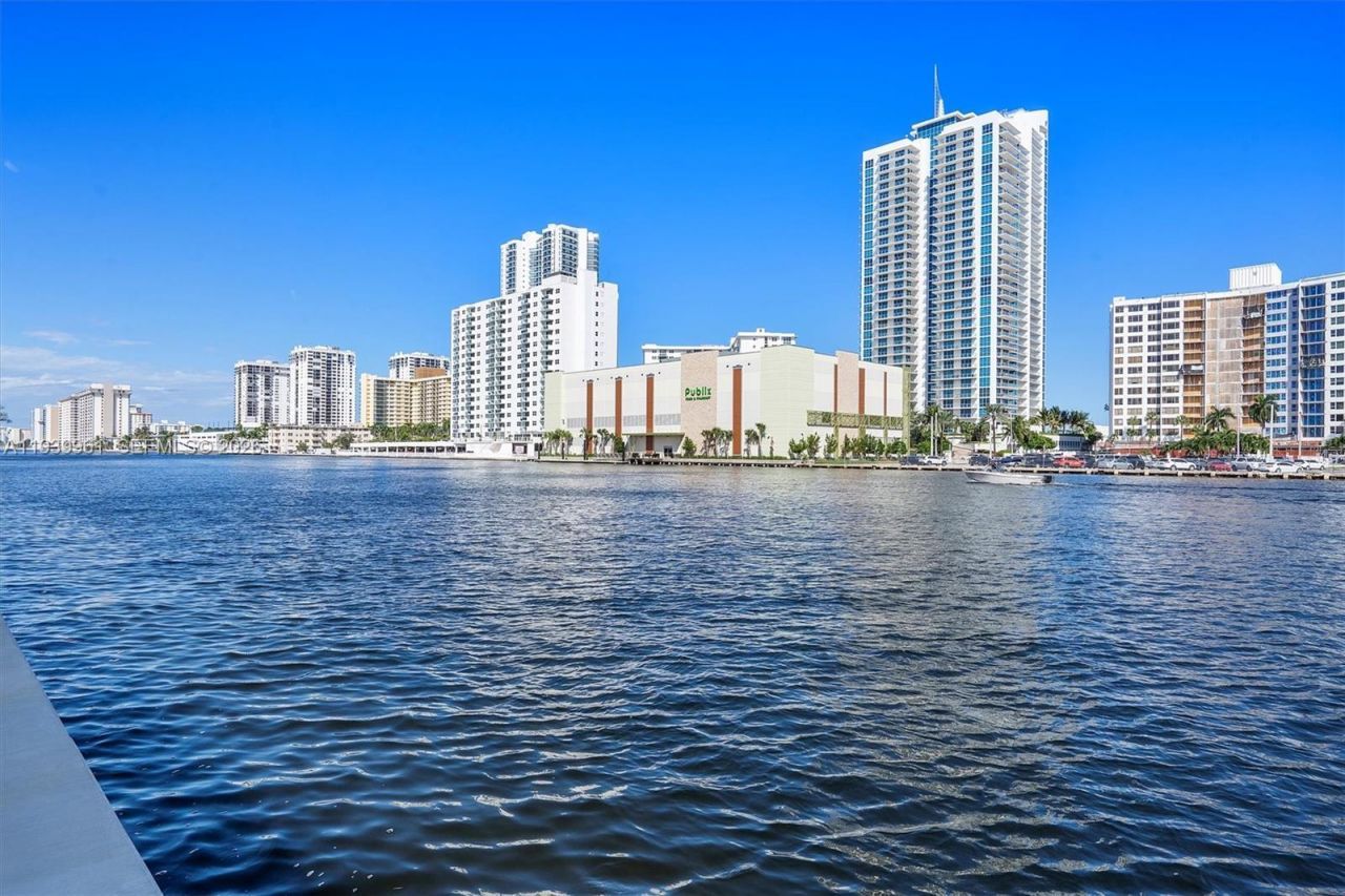 600 Parkview Dr, Unit 810, Hallandale Beach, FL 33009 Photo