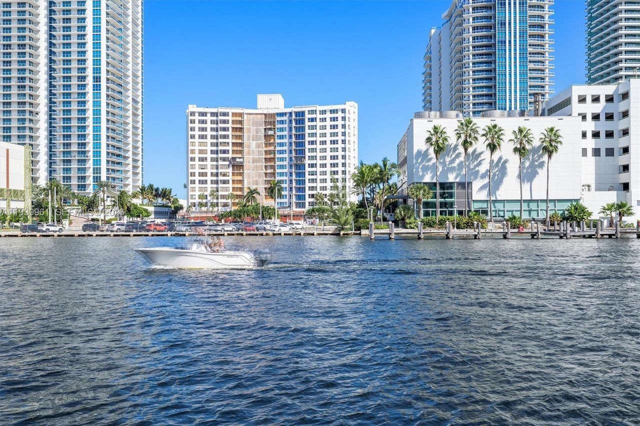 600 Parkview Dr, Unit 810, Hallandale Beach, FL 33009 Photo