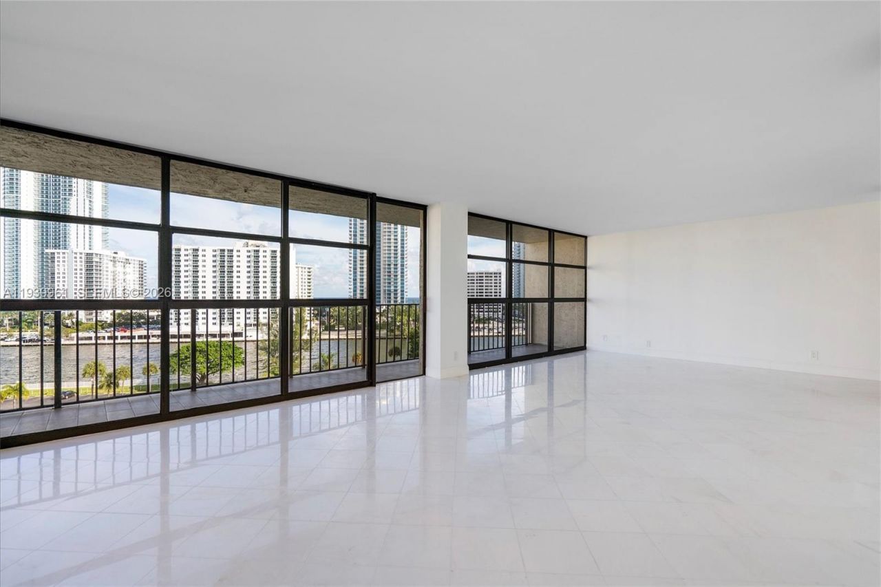 600 Parkview Dr, Unit 810, Hallandale Beach, FL 33009 Photo