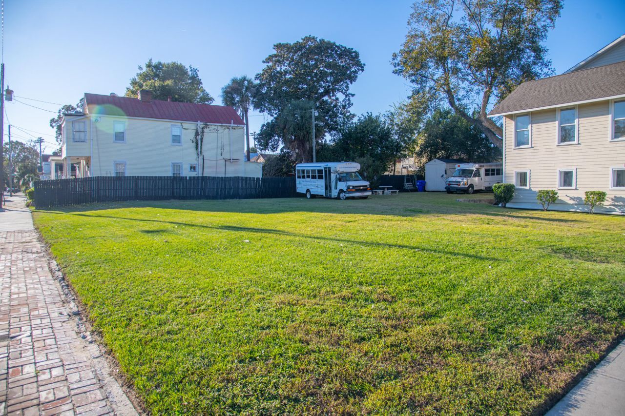 975 King Street Photo 3