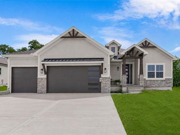 2616 NE Woodland Oak Drive, Lee's Summit, MO 64086