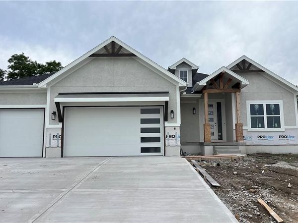 2616 NE Woodland Oak Drive, Lee's Summit, MO 64086
