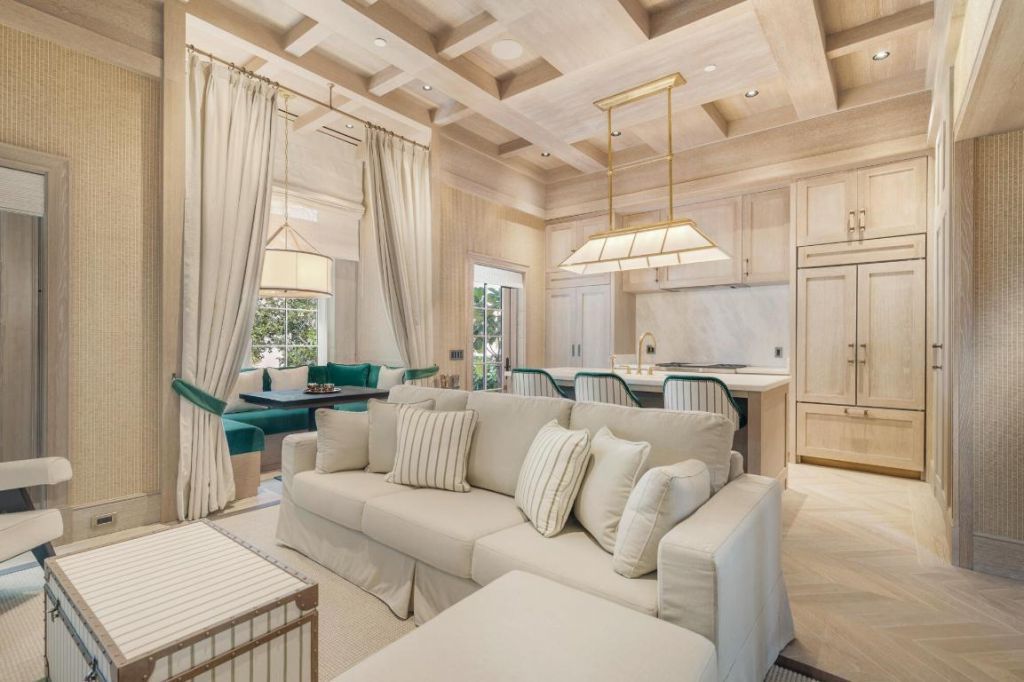 236 Phipps Plaza, Unit 201, Palm Beach, FL 33480 Photo