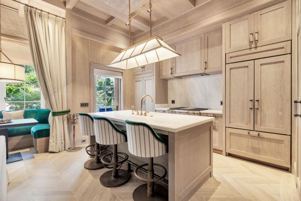 236 Phipps Plaza, Unit 201, Palm Beach, FL 33480 Photo