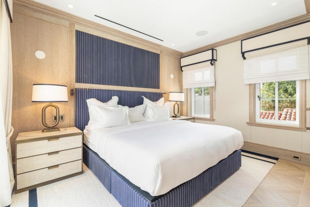 236 Phipps Plaza, Unit 201, Palm Beach, FL 33480 Photo