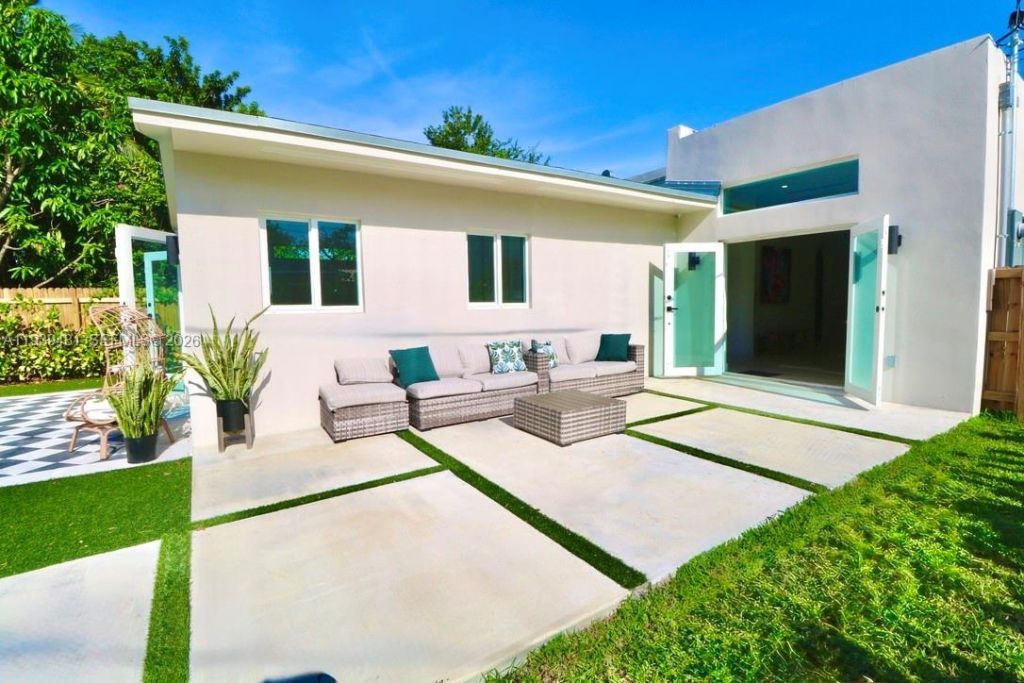 2975 SW 15th St , Miami, FL 33145 Photo