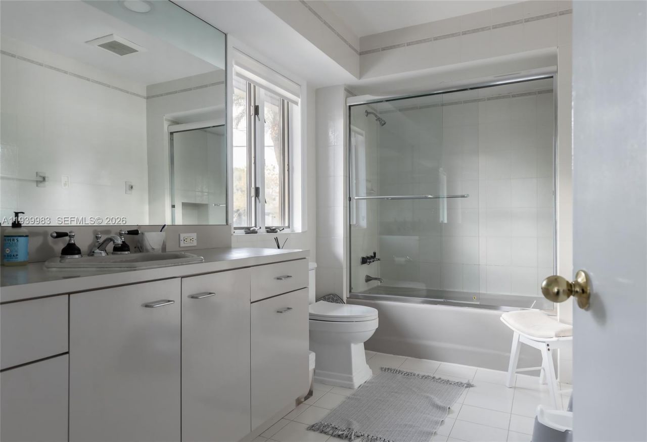 950 S Southlake Dr, Unit 950, Hollywood, FL 33019 Photo