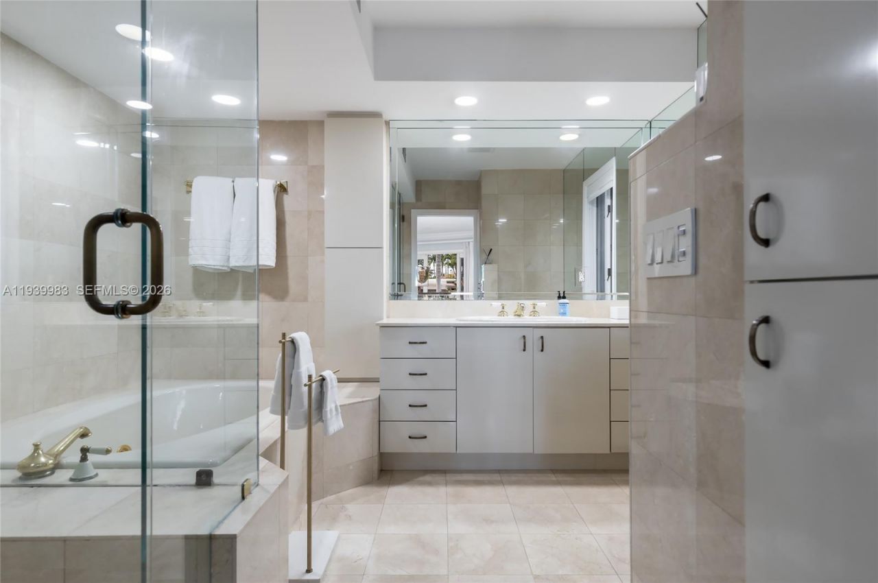 950 S Southlake Dr, Unit 950, Hollywood, FL 33019 Photo