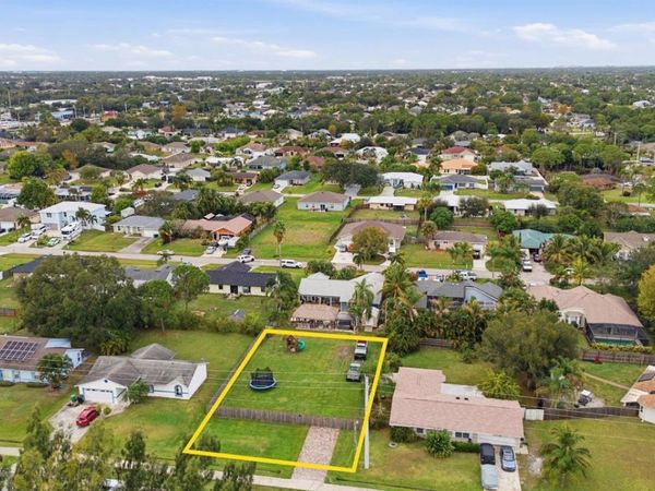 313 SW Thornhill Dr, Port St Lucie, FL 34984