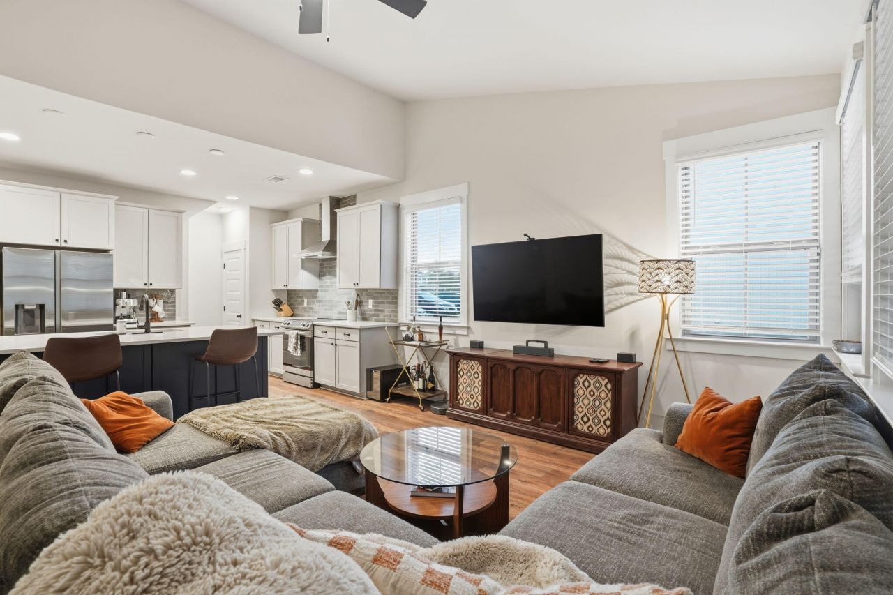 5106 Park Creek Avenue Photo 4