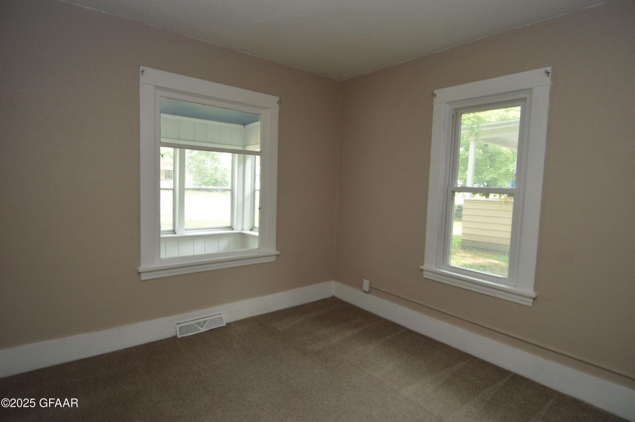 1513 University Avenue, Grand Forks, ND 58203 Main Photo