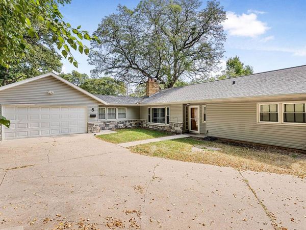 5 Riverview Park Dr Drive, Bettendorf, IA 52722