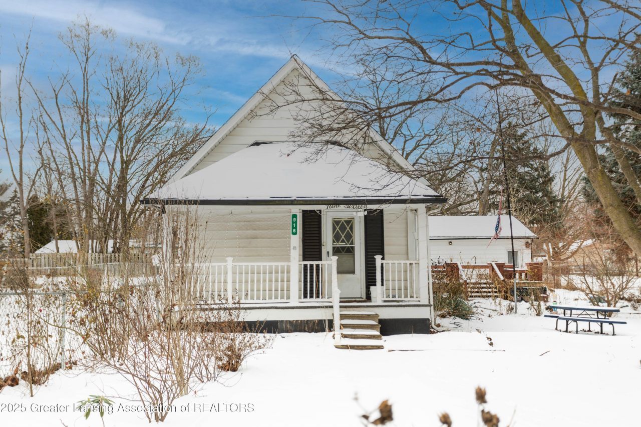 916 N Shiawassee Street, Owosso, MI 48867 Main Photo