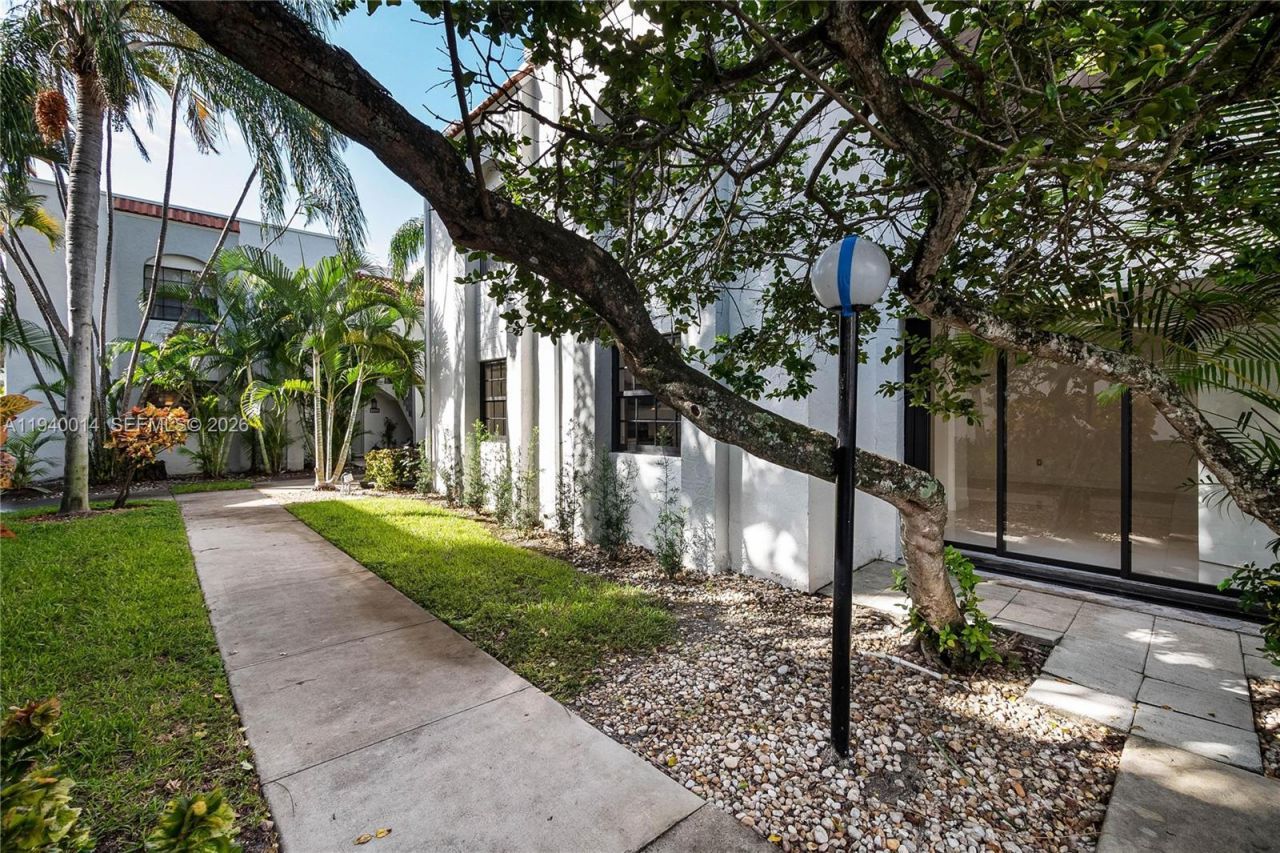 3545 Magellan Cir, Unit 356-5, Aventura, FL 33180 Photo