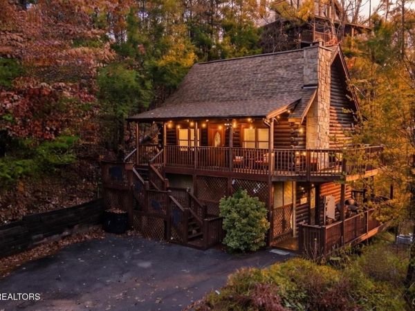 716 Golden Eagle Way, Pigeon Forge, TN 37863