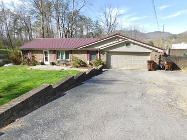 2035 Doe Creek Road, Irvine, KY 40336
