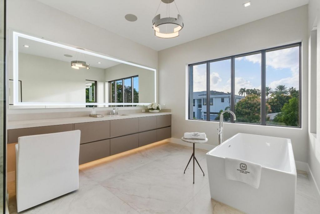 450 NE Spanish Court, Boca Raton, FL 33432 Photo